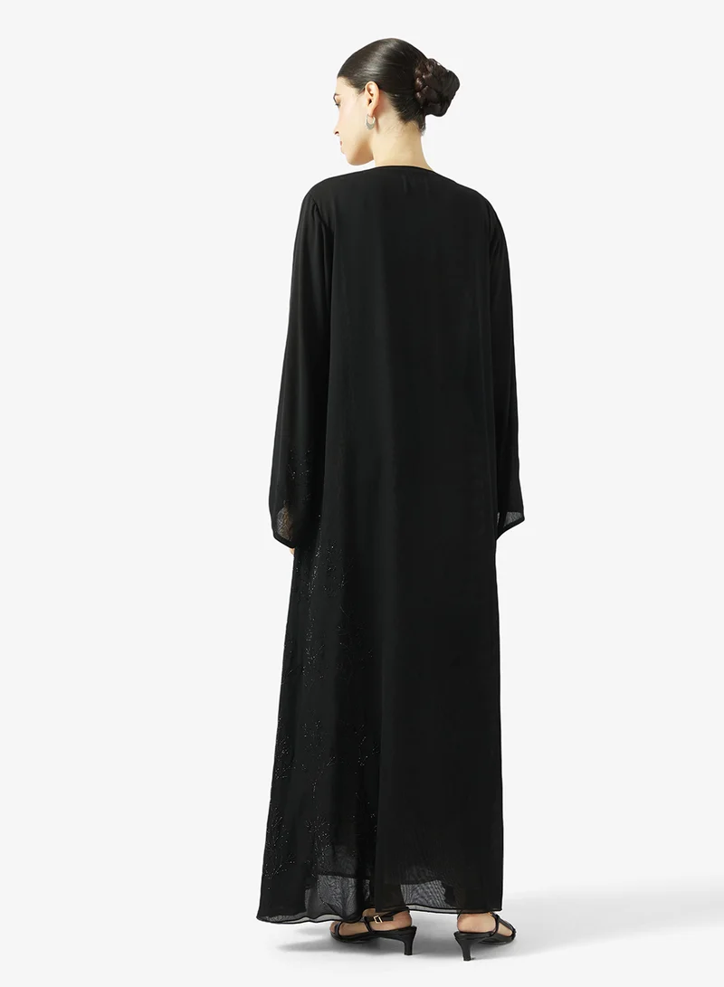 هيا كلوزيت عباية مفتوحة بياقة على شكل حرف  مزينة بالزهور